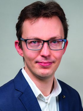 Jüngerer Mann mit Brille